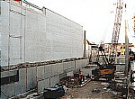 Baugrube; Kommunwand zum Bestandsgebäude