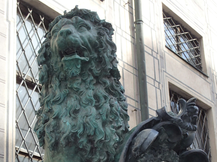 Löwenfigur vor der Residenz
